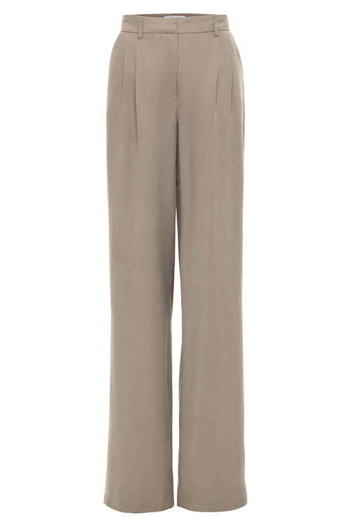 High-waisted beige pants with front pleat and slant hip pockets